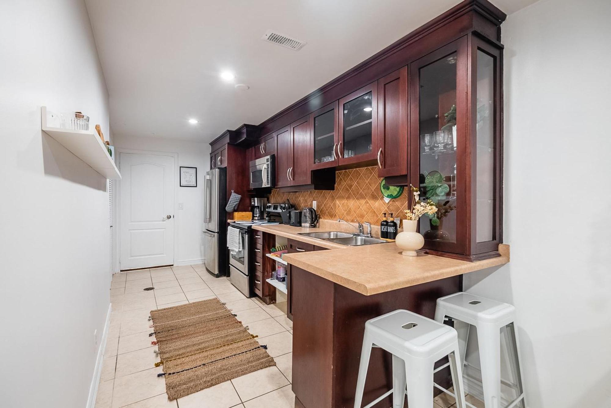 Basement Suite With Private Patio In Davenport Toronto Exterior photo